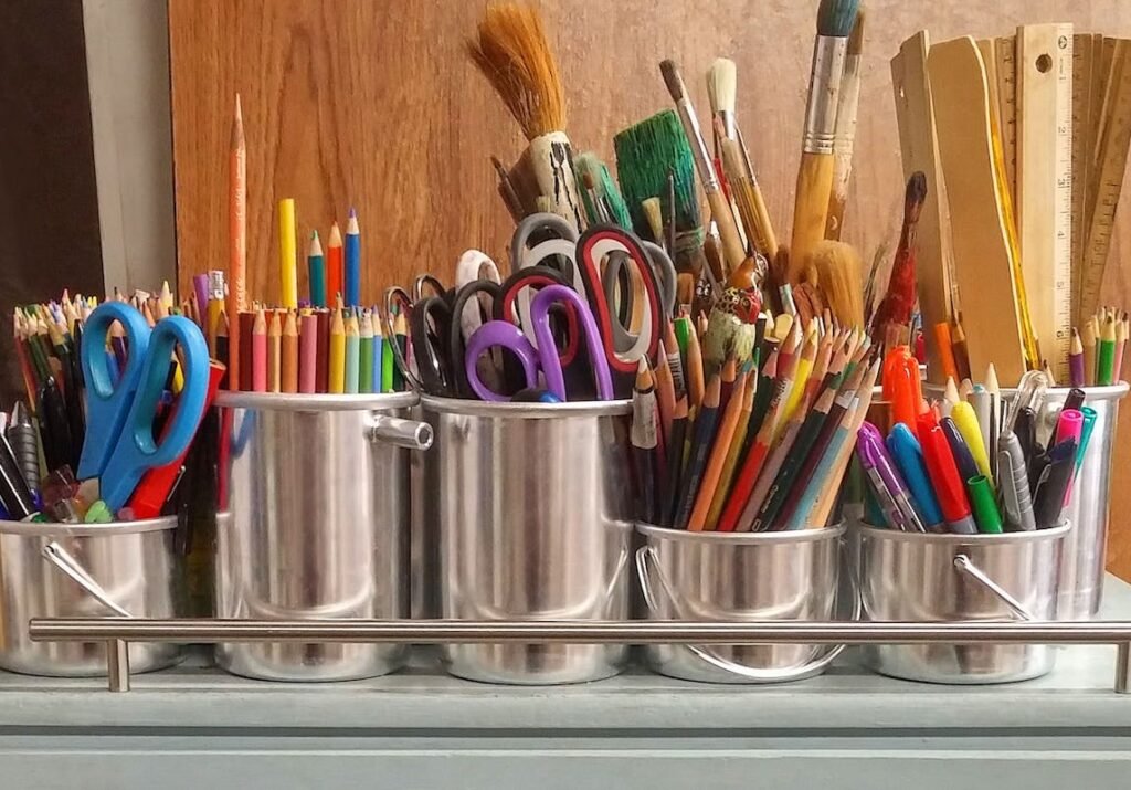 art-supplies-brushes-rulers-scissors-159644-159644.jpg